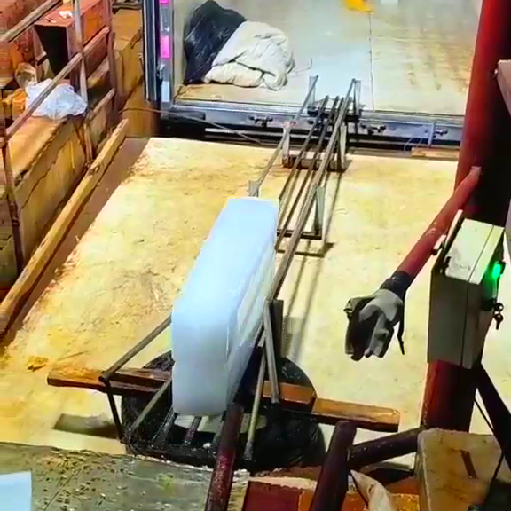 降溫夏季冰塊防暑措施_夏季防暑降溫冰塊_夏天冰塊室內降溫效果好嗎