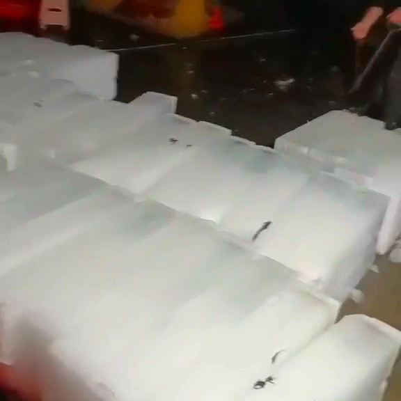 無錫車間高溫難題怎么破?大冰塊降溫了解一下